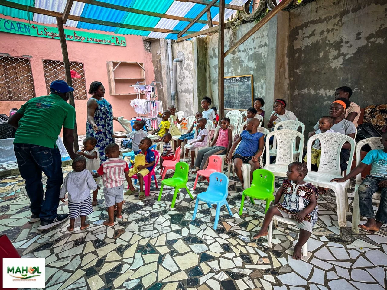 Gemeinsam zum Schulstart in Douala.