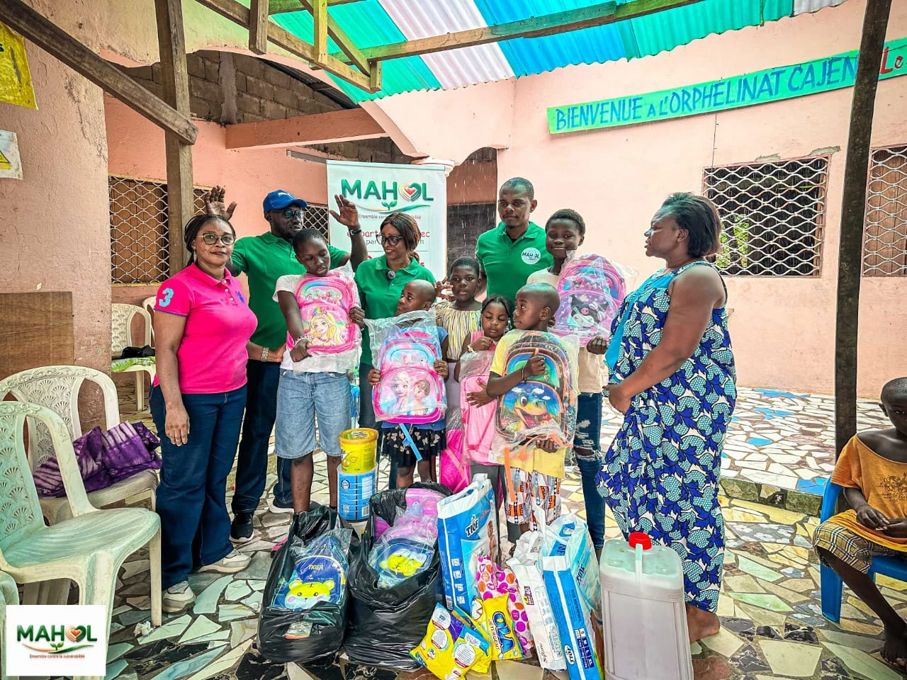 Gemeinsame Schulstartaktion mit MAHOL in Douala